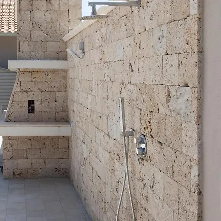 אורחן Relais Borgo Camisa קסטיאדס